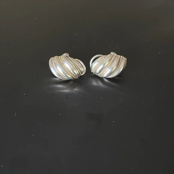 Tiffany and Company, Sterling, silver and 14 karat gold clip on earrings. - Picture 3 of 10